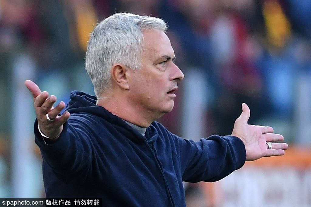 费建中也连忙说道：叶先生，我也送送您。